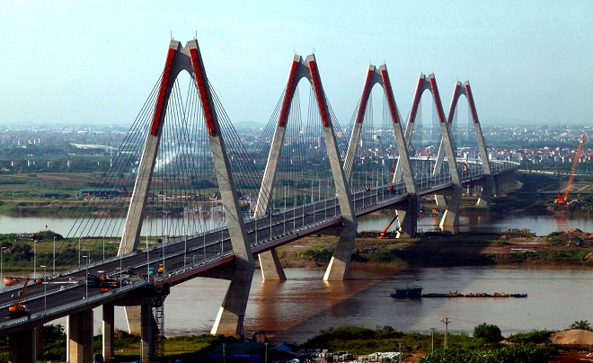 Le pont Nhat Tan à Hanoi