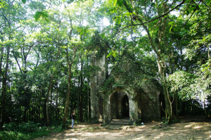 En plus de la nature fraiche, le parc national de Ba Vi a de nombreux vestiges des anciens.