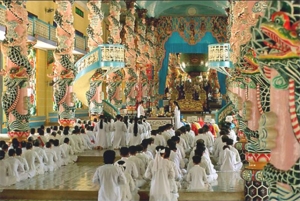 Une messe au temple Cao Dai à Tay Ninh