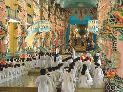 Une messe au temple Cao Dai à Tay Ninh