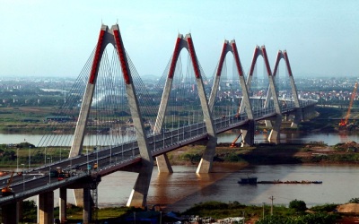 Le pont Nhat Tan à Hanoi