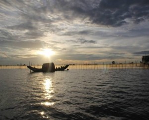 Le coucher du soleil dans la lagune de Tam Giang
